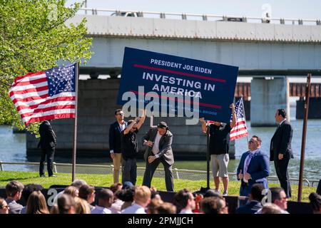 Washington, DC, Stati Uniti. 13th Apr, 2023. Washington, Stati Uniti. 13th Apr, 2023. L'equipaggio di scena lavora per ottenere un segno che era saltato sopra prima delle osservazioni del vice presidente americano Kamala Harris ad un evento di investimento in America a Washington, DC, USA, 13 aprile 2023. $72 milioni di euro in fondi federali sono stati stanziati per potenziare la sezione a quattro corsie, 395 km a nord del ponte 14th °. Il ponte di 73 anni gestisce più di 88.000 veicoli al giorno e richiede riparazioni costanti. Credit: Abaca Press/Alamy Live News Foto Stock