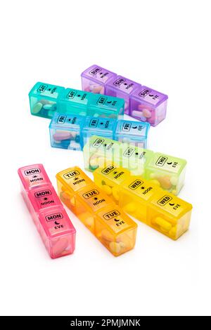 Confezione organizer per compresse di sette giorni per farmaci che consentono la somministrazione sicura di farmaci per pazienti anziani Foto Stock