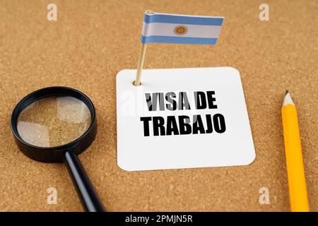 Sulla tavola si trova la bandiera argentina, una matita, una lente d'ingrandimento e un foglio di carta con un'iscrizione in spagnolo che si traduce in inglese Foto Stock