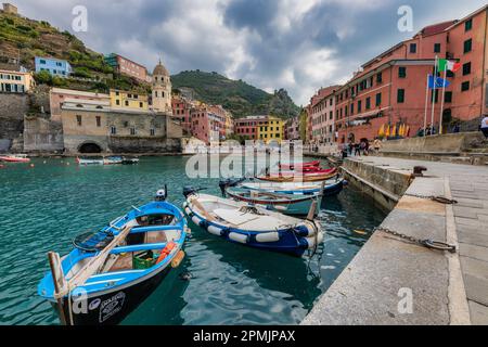 Una serie di piccole imbarcazioni sul molo di Vernazza, cinque Terre, Italia Foto Stock