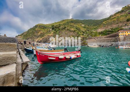 Una serie di piccole imbarcazioni sul molo di Vernazza, cinque Terre, Italia Foto Stock