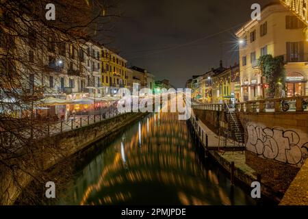 Un bellissimo scatto di luci natalizie sul canale Navigli di notte a Milano Foto Stock