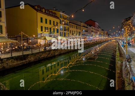 Un bellissimo scatto di luci natalizie sul canale Navigli di notte a Milano Foto Stock