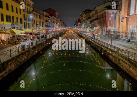 Un bellissimo scatto di luci natalizie sul canale Navigli di notte a Milano Foto Stock