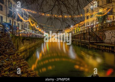 Un bellissimo scatto di luci natalizie sul canale Navigli di notte a Milano Foto Stock