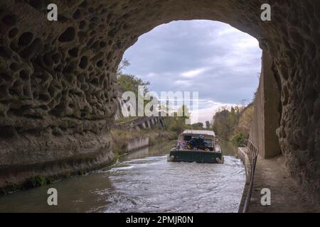 Gite in barca sul Canal du Midi vicino a Beziers. Occitania, Francia Foto Stock