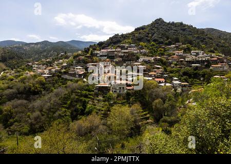 Villaggio di montagna di Pedhoulas nella valle di Marathasa circa 65 km a nord-ovest di Limassol a Cipro. Nelle montagne di Troodos, le temperature sono ancora piacevoli in estate. Molti ciprioti avevano case vacanze nei villaggi di montagna fino agli anni '1940s. La Foresta Nera di Cipro è stata considerata ideale per una vacanza estiva. Moutoullas, Cipro Foto Stock