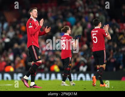 Wout Weghorst del Manchester United (a sinistra) applaude i fan che hanno seguito durante la prima tappa della finale della UEFA Europa League a Old Trafford, Manchester. Data immagine: Giovedì 13 aprile 2023. Foto Stock