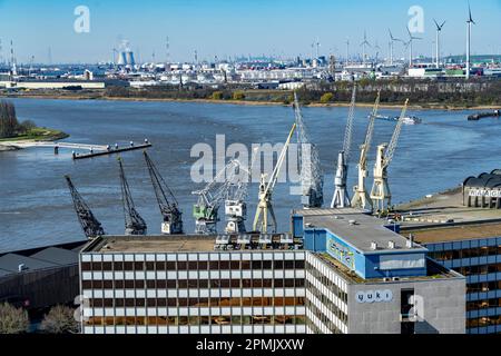 Il porto di Anversa, sulla Scheldt, è considerato il secondo porto marittimo più grande d'Europa, di fronte alla collezione storica di gru portuali, parte del Foto Stock