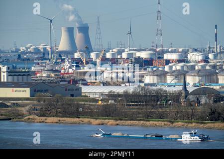 Il porto di Anversa, sulla Scheldt, è considerato il secondo porto marittimo più grande d'Europa, dietro la centrale nucleare di Doel, Fiandre, Belgio Foto Stock