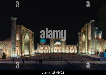 Panorama notturno con splendide retroilluminazioni di piazza Registan di notte. Samarcanda , Uzbekistan, Asia centrale Foto Stock