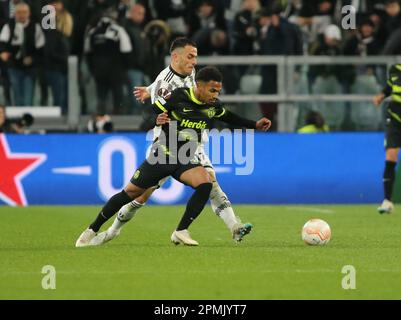 Paulinho di Sporting CP e Filip Kostic di Juventus durante la UEFA Europa League, partita di calcio tra Juventus FC e Sporting Cp il 13 aprile 2023 allo stadio Allianz di Torino. Foto Nderim Kaceli Foto Stock