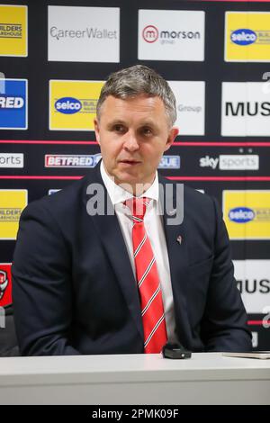 Manchester, Regno Unito. 13th Apr, 2023. PAUL ROWLEY, ALLENATORE CAPO DI SALFORD, NELLA CONFERENZA STAMPA POST MATCH *** durante la partita della Super League tra Salford Red Devils e Castleford all'AJ Bell Stadium, Manchester, Regno Unito, il 13 aprile 2023. Foto di Simon Hall. Solo per uso editoriale, licenza richiesta per uso commerciale. Non è utilizzabile nelle scommesse, nei giochi o nelle pubblicazioni di un singolo club/campionato/giocatore. Credit: UK Sports Pics Ltd/Alamy Live News Foto Stock