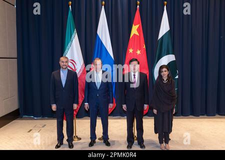 Samarcanda, Uzbekistan. 13th Apr, 2023. La consigliera di Stato cinese e il ministro degli Esteri Qin Gang (2nd, R), il ministro degli Esteri russo Sergei Lavrov (2nd, L), il ministro degli Esteri iraniano Hossein Amir-Abdollahian (1st L) e il ministro degli Esteri pakistano Hina Rabbani Khar, propongono una foto di gruppo prima della seconda riunione informale dei ministri degli Esteri cinesi, Russia, Pakistan e Iran sulla questione afghana a Samarcanda, Uzbekistan, il 13 aprile 2023. Credit: Bai Xueqi/Xinhua/Alamy Live News Foto Stock