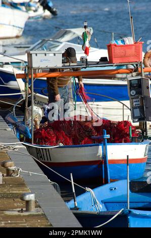 Reti da pesca e barche nel porto di Bosa lungo il fiume Temo, Sardegna. . Italia Bosa. OPPURE, Sardegna. Italia Foto Stock