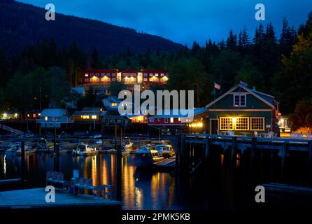 Telegraph Cove, British Columbia, Canada – 15 settembre 2019. Telegraph Cove di notte BC. Gli alloggi sono costruiti su pali. Foto Stock