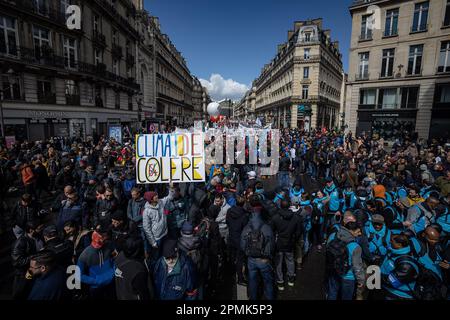 Parigi, Francia. 13th Apr, 2023. La gente partecipa a una manifestazione contro un piano di riforma delle pensioni a Parigi, in Francia, il 13 aprile 2023. Circa 380.000 persone hanno partecipato alla 12th mobilitazione generale a livello nazionale organizzata dai sindacati contro il piano di riforma pensionistica del governo, ha detto il Ministero degli interni francese Giovedi. Credit: Aurelien Morissard/Xinhua/Alamy Live News Foto Stock