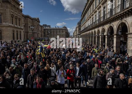 Parigi, Francia. 13th Apr, 2023. La gente partecipa a una manifestazione contro un piano di riforma delle pensioni a Parigi, in Francia, il 13 aprile 2023. Circa 380.000 persone hanno partecipato alla 12th mobilitazione generale a livello nazionale organizzata dai sindacati contro il piano di riforma pensionistica del governo, ha detto il Ministero degli interni francese Giovedi. Credit: Aurelien Morissard/Xinhua/Alamy Live News Foto Stock