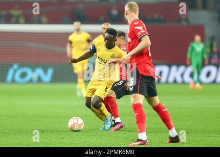 Lazare Amani (Union Saint-Gillois) im Zweikampf, Aktion, mit Robert Andrich (Bayer 04 Leverkusen), GER, Bayer 04 Leverkusen contro Union Saint-Gilloise, Fussball, UEFA Europa League, Viertelfinale, Hispel, Spielzeit 2022/2023, €13.04.2023 Credit: ANT Palmer/Alamy Live News Foto Stock