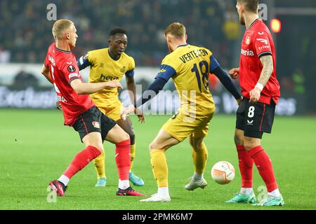 Yorbe Vertessen (Union Saint-Gillois) und Lazare Amani (Union Saint-Gillois) unter druck von Mitchel Bakker (Bayer 04 Leverkusen) und Robert Andrich (Bayer 04 Leverkusen) GER, Bayer 04 Leverkusen vs. Union Saint-Gilloise, Fussball, UEFA Europa League, Viertelfinale, Hispel, UEFA Spielzeit 2022/2023, €13.04.2023 Credit: ANT Palmer/Alamy Live News Foto Stock