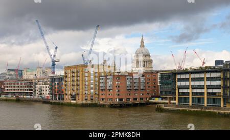 Londra, Regno Unito - 17 marzo 2023; Cattedrale di St Paul con gru da cantiere viste dal Tamigi Foto Stock