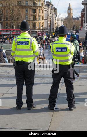 Londra, Regno Unito - 18 marzo 2023; due poliziotti metropolitani di Londra a Trafalgar Square Foto Stock