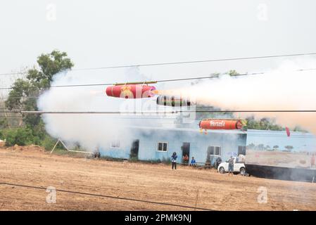 13 aprile 2023, provincia di Pathum Thani, provincia di Pathum Thani, Thailandia: La competizione di razzo durante un tradizionale festival etnico di razzo 'Mon' (Look Noo festival). In passato, era un'antica tradizione della gente del Mon, la gente nella comunità ora sta organizzando concorsi locali alla scuola di Dipangkornwittayapat (Mattayomwathatasankaset), Amphoe Khlong Luang, provincia di Pathum Thani (Credit Image: © Teera Noisakran/Pacific Press via ZUMA Press Wire) SOLO PER USO EDITORIALE! Non per USO commerciale! Foto Stock