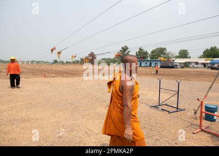 13 aprile 2023, provincia di Pathum Thani, provincia di Pathum Thani, Thailandia: La competizione di razzo durante un tradizionale festival etnico di razzo 'Mon' (Look Noo festival). In passato, era un'antica tradizione della gente del Mon, la gente nella comunità ora sta organizzando concorsi locali alla scuola di Dipangkornwittayapat (Mattayomwathatasankaset), Amphoe Khlong Luang, provincia di Pathum Thani (Credit Image: © Teera Noisakran/Pacific Press via ZUMA Press Wire) SOLO PER USO EDITORIALE! Non per USO commerciale! Foto Stock