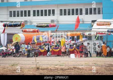 13 aprile 2023, provincia di Pathum Thani, provincia di Pathum Thani, Thailandia: La competizione di razzo durante un tradizionale festival etnico di razzo 'Mon' (Look Noo festival). In passato, era un'antica tradizione della gente del Mon, la gente nella comunità ora sta organizzando concorsi locali alla scuola di Dipangkornwittayapat (Mattayomwathatasankaset), Amphoe Khlong Luang, provincia di Pathum Thani (Credit Image: © Teera Noisakran/Pacific Press via ZUMA Press Wire) SOLO PER USO EDITORIALE! Non per USO commerciale! Foto Stock