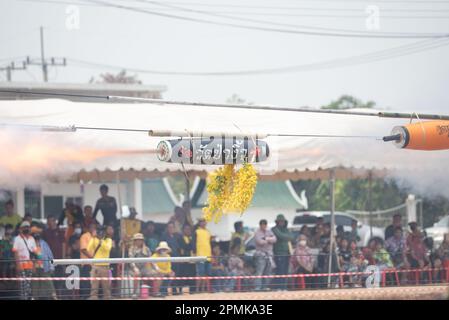 13 aprile 2023, provincia di Pathum Thani, provincia di Pathum Thani, Thailandia: La competizione di razzo durante un tradizionale festival etnico di razzo 'Mon' (Look Noo festival). In passato, era un'antica tradizione della gente del Mon, la gente nella comunità ora sta organizzando concorsi locali alla scuola di Dipangkornwittayapat (Mattayomwathatasankaset), Amphoe Khlong Luang, provincia di Pathum Thani (Credit Image: © Teera Noisakran/Pacific Press via ZUMA Press Wire) SOLO PER USO EDITORIALE! Non per USO commerciale! Foto Stock