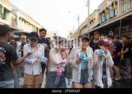 13 aprile 2023, provincia di Pathum Thani, provincia di Pathum Thani, Thailandia: La competizione di razzo durante un tradizionale festival etnico di razzo 'Mon' (Look Noo festival). In passato, era un'antica tradizione della gente del Mon, la gente nella comunità ora sta organizzando concorsi locali alla scuola di Dipangkornwittayapat (Mattayomwathatasankaset), Amphoe Khlong Luang, provincia di Pathum Thani (Credit Image: © Teera Noisakran/Pacific Press via ZUMA Press Wire) SOLO PER USO EDITORIALE! Non per USO commerciale! Foto Stock