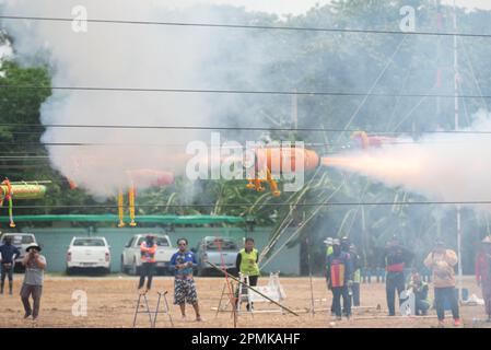 13 aprile 2023, provincia di Pathum Thani, provincia di Pathum Thani, Thailandia: La competizione di razzo durante un tradizionale festival etnico di razzo 'Mon' (Look Noo festival). In passato, era un'antica tradizione della gente del Mon, la gente nella comunità ora sta organizzando le competizioni locali alla scuola di Dipangkornwittayapat (Mattayomwathatasankaset), Amphoe Khlong Luang, provincia di Pathum Thani (45 chilometri a nord di Bangkok) (Credit Image: © Teera Noisakran/Pacific Press via ZUMA Press Wire) SOLO USO EDITORIALE! Non per USO commerciale! Foto Stock