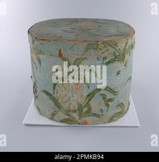 Bandbox, ananas; prodotto da Hannah Davis (1784 – 1863); USA; carta stampata in blocco su supporto in legno; foderata con carta da giornale; 47 x 36 x 35 cm (18 1/2 x 14 3/16 x 13 3/4 pollici) Foto Stock