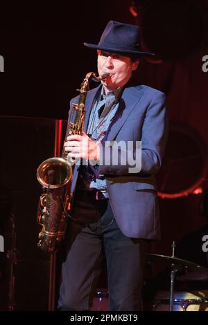 Madrid, Spagna. 13th Apr, 2023. Tim Ries si esibisce sul palco durante lo spettacolo teatrale 'Occo, the Show' di Madrid. (Foto di Atilano Garcia/SOPA Images/Sipa USA) Credit: Sipa USA/Alamy Live News Foto Stock