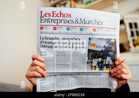 Parigi, Francia - Mar 20, 2023: Primo piano di Les Echos giornale francese ultime notizie Info Entreprises e Marche mercati e Buissnesses con titolo Orange Telecom per licenziare 700 posti di lavoro in Francia Foto Stock