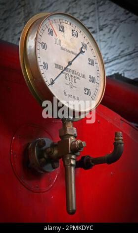 Steel Tube Gauge lb per pollice quadrato - Red Tinker Shenton boiler, makers Hyde, a Queens Mill, Burnley, Lancs, Inghilterra, UK Foto Stock