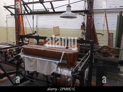 Capannone, telai di cotone Lancashire per tessitura, Queen Street Mill, Harle Syke, Briercliffe, Burnley, Lancs, Inghilterra, Regno Unito, BB10 2HX Foto Stock