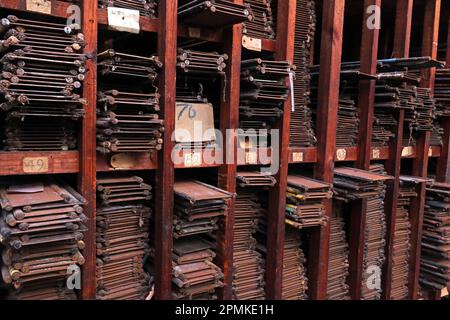 Tessitura di canne di telaio di lunghezze diverse, immagazzinato in mensole, tessitura di cotone mulino, Burnley, Lancashire, Inghilterra, Regno Unito, Foto Stock