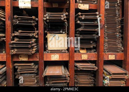 Tessitura di canne di telaio di lunghezze diverse, immagazzinato in mensole, tessitura di cotone mulino, Burnley, Lancashire, Inghilterra, Regno Unito, Foto Stock