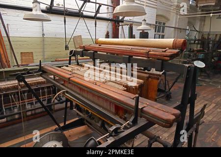 Capannone, telai di cotone Lancashire per tessitura, Queen Street Mill, Harle Syke, Briercliffe, Burnley, Lancs, Inghilterra, Regno Unito, BB10 2HX Foto Stock