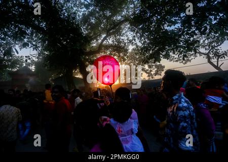 Bangladesh, 13/04/2023, con la fine del mese di Chaitra, l'ultimo dell'anno di Bangla, la comunità indù si riunisce in un festival dedicato al culto di Lord Shiva e Parvati. Il programma è localmente noto come "Lal Kach" (vetro rosso). L'idea centrale di questo programma è che un gruppo di soldati guidati da Shiva appaia sulla terra con una missione: Allontanare le forze del male. Questi soldati, che risplendono nella luce divina di Shiva, marciano verso i templi vicini. Tutto fa parte di una lunga tradizione che risale a centinaia di anni fa. Gli Indù, specialmente i giovani, si dipingono in r Foto Stock