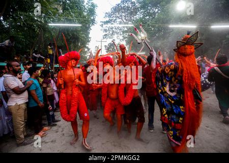 Bangladesh, 13/04/2023, con la fine del mese di Chaitra, l'ultimo dell'anno di Bangla, la comunità indù si riunisce in un festival dedicato al culto di Lord Shiva e Parvati. Il programma è localmente noto come "Lal Kach" (vetro rosso). L'idea centrale di questo programma è che un gruppo di soldati guidati da Shiva appaia sulla terra con una missione: Allontanare le forze del male. Questi soldati, che risplendono nella luce divina di Shiva, marciano verso i templi vicini. Tutto fa parte di una lunga tradizione che risale a centinaia di anni fa. Gli Indù, specialmente i giovani, si dipingono in r Foto Stock