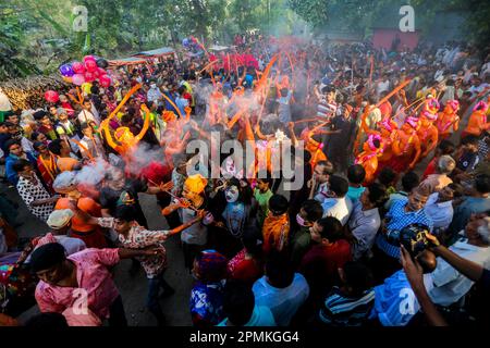 Bangladesh, 13/04/2023, con la fine del mese di Chaitra, l'ultimo dell'anno di Bangla, la comunità indù si riunisce in un festival dedicato al culto di Lord Shiva e Parvati. Il programma è localmente noto come "Lal Kach" (vetro rosso). L'idea centrale di questo programma è che un gruppo di soldati guidati da Shiva appaia sulla terra con una missione: Allontanare le forze del male. Questi soldati, che risplendono nella luce divina di Shiva, marciano verso i templi vicini. Tutto fa parte di una lunga tradizione che risale a centinaia di anni fa. Gli Indù, specialmente i giovani, si dipingono in r Foto Stock