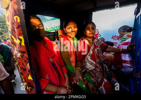 Bangladesh, 13/04/2023, con la fine del mese di Chaitra, l'ultimo dell'anno di Bangla, la comunità indù si riunisce in un festival dedicato al culto di Lord Shiva e Parvati. Il programma è localmente noto come "Lal Kach" (vetro rosso). L'idea centrale di questo programma è che un gruppo di soldati guidati da Shiva appaia sulla terra con una missione: Allontanare le forze del male. Questi soldati, che risplendono nella luce divina di Shiva, marciano verso i templi vicini. Tutto fa parte di una lunga tradizione che risale a centinaia di anni fa. Gli Indù, specialmente i giovani, si dipingono in r Foto Stock