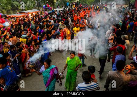 Bangladesh, 13/04/2023, con la fine del mese di Chaitra, l'ultimo dell'anno di Bangla, la comunità indù si riunisce in un festival dedicato al culto di Lord Shiva e Parvati. Il programma è localmente noto come "Lal Kach" (vetro rosso). L'idea centrale di questo programma è che un gruppo di soldati guidati da Shiva appaia sulla terra con una missione: Allontanare le forze del male. Questi soldati, che risplendono nella luce divina di Shiva, marciano verso i templi vicini. Tutto fa parte di una lunga tradizione che risale a centinaia di anni fa. Gli Indù, specialmente i giovani, si dipingono in r Foto Stock