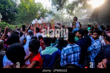 Bangladesh, 13/04/2023, con la fine del mese di Chaitra, l'ultimo dell'anno di Bangla, la comunità indù si riunisce in un festival dedicato al culto di Lord Shiva e Parvati. Il programma è localmente noto come "Lal Kach" (vetro rosso). L'idea centrale di questo programma è che un gruppo di soldati guidati da Shiva appaia sulla terra con una missione: Allontanare le forze del male. Questi soldati, che risplendono nella luce divina di Shiva, marciano verso i templi vicini. Tutto fa parte di una lunga tradizione che risale a centinaia di anni fa. Gli Indù, specialmente i giovani, si dipingono in r Foto Stock