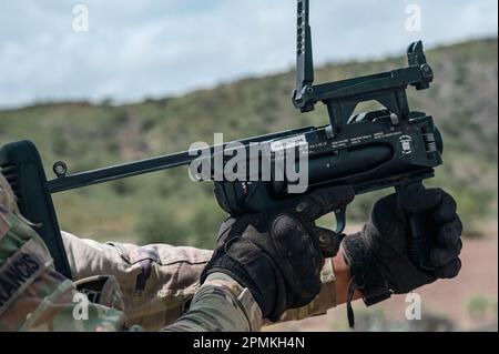 STATI UNITI Soldati dell'esercito assegnati alla Task Force Wolfhound spara un lanciatore di granate 320 ad Arta Range, Gibuti, 30 marzo 2023. In qualità di più grande unità tattica degli Stati Uniti nel continente africano, TFWH costituisce più di due terzi della forza CJTF-HOA ed è fondamentale per fornire sicurezza e creare partnership in tutta l'Africa orientale a sostegno degli Stati Uniti Africa Command.(USA Air Force foto di staff Sgt. Aaron Irvin) Foto Stock