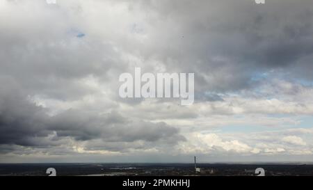 Movimento di grandi nuvole di pioggia scure nel cielo. Le grandi nuvole di pioggia si muovono attraverso il cielo. Vista aerea del drone. Sfondo naturale panoramico. Paesaggio nuvoloso sfondo paesaggistico. Pioggia tempo nuvoloso. Intervallo di tempo. Foto Stock