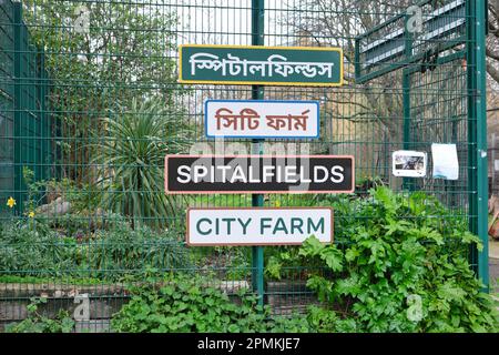 Un cartello all'entrata della Spitalfields City Farm in inglese e Bengalese, il cuore della comunità bengalese di Londra. Foto Stock