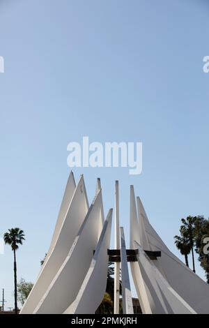 Compton, California, USA - 25 marzo 2023: La luce del sole splende sul Dr. Martin Luther King Memorial al Compton Civic Center. Foto Stock